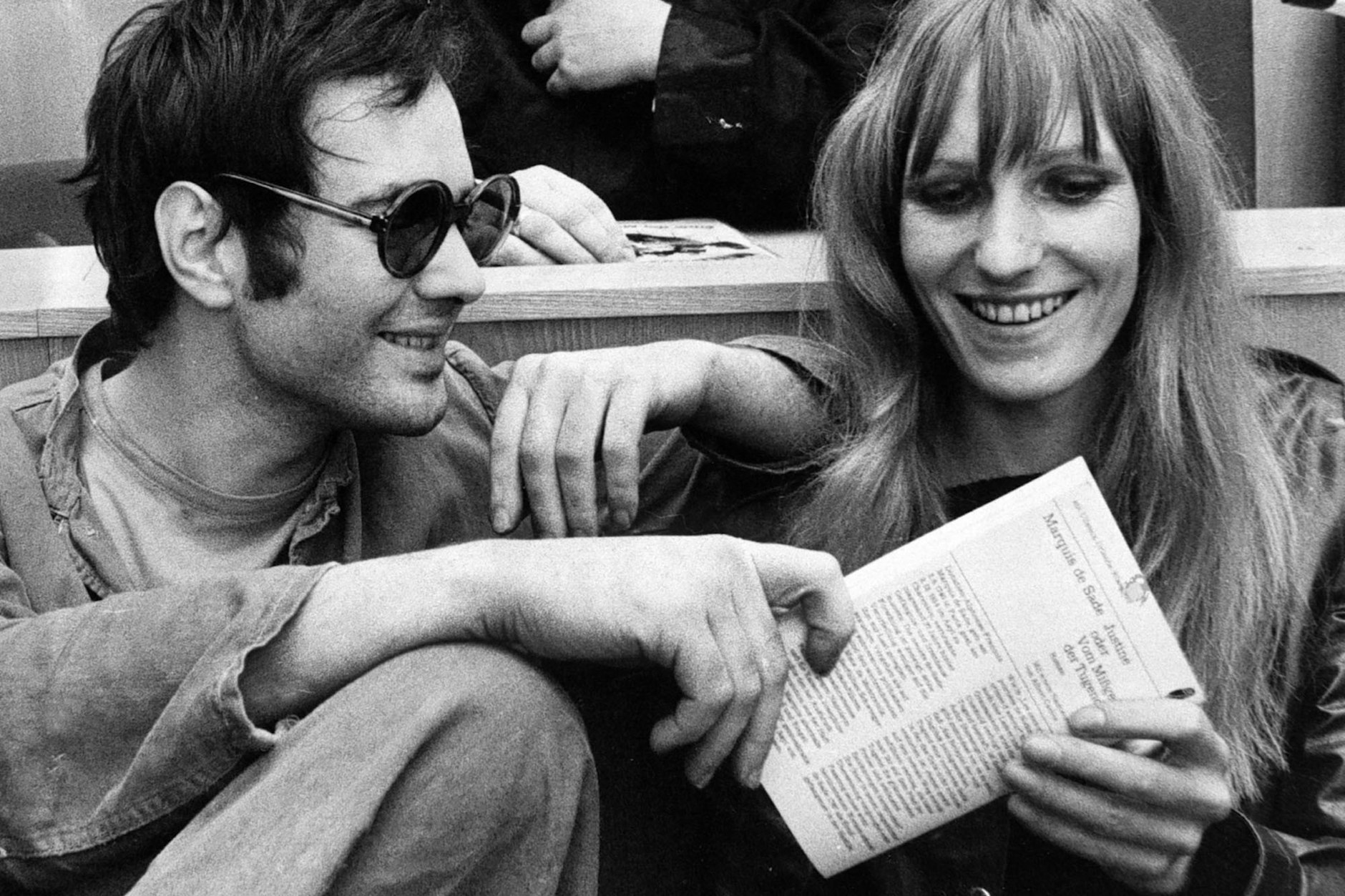 Andreas Baader und Gudrun Ensslin feixen auf der Anklagebank vor ihrer Verurteilung zu drei Jahren Zuchthaus wegen ihrer Brandanschläge in Frankfurt am Main am 31. Oktober 1968. Während des Revisionsverfahrens tauchen sie unter. Baader wird am 4. April 1970 festgenommen&nbsp;– und 40 Tage später befreit.