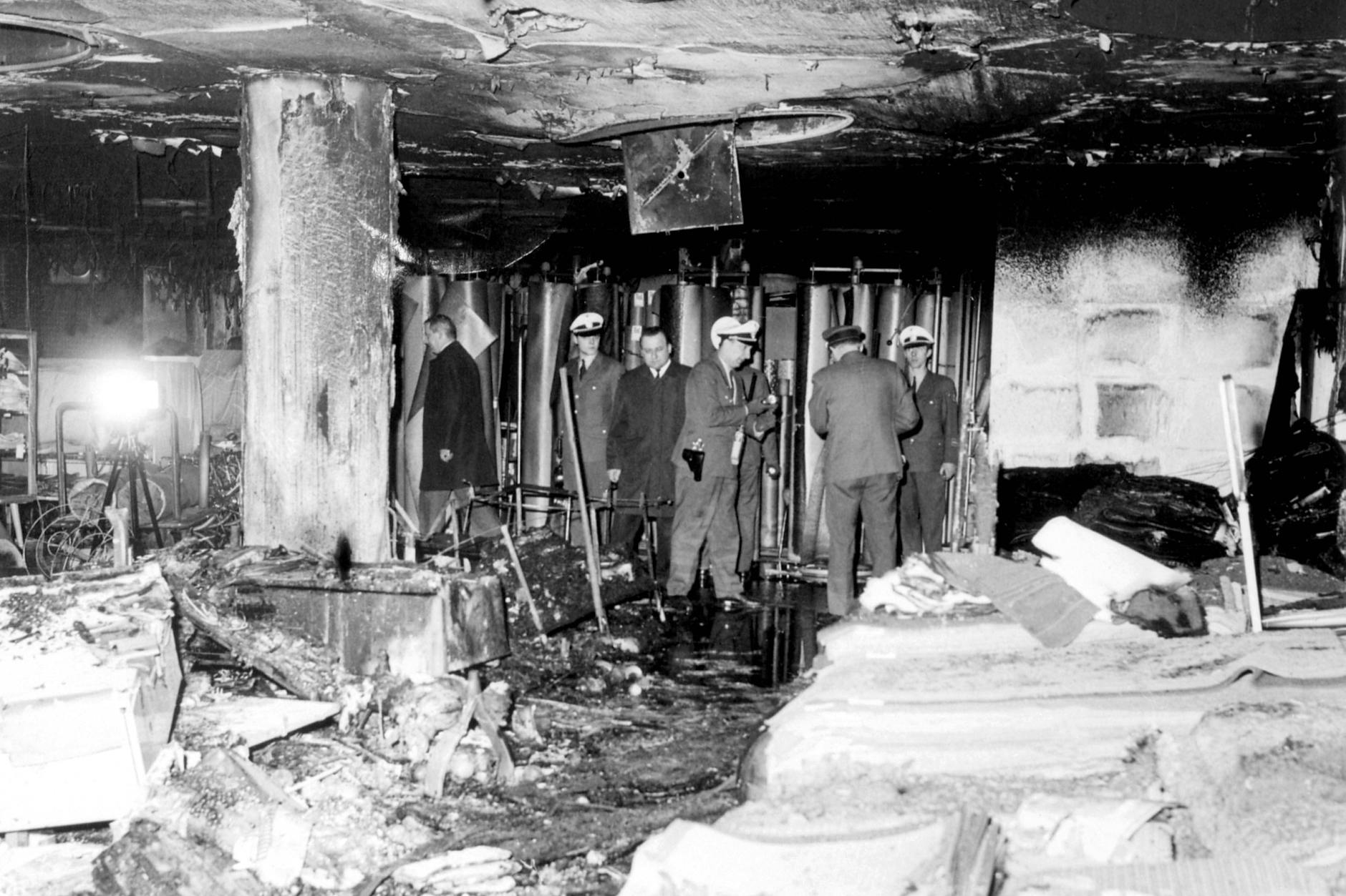 Die Brandanschläge von Baader & Co. auf zwei Kaufhäuser in Frankfurt am Main am 2. April 1968 verursachen nur Sachschaden, aber sie markieren den ersten Schritt in den Terrorismus.