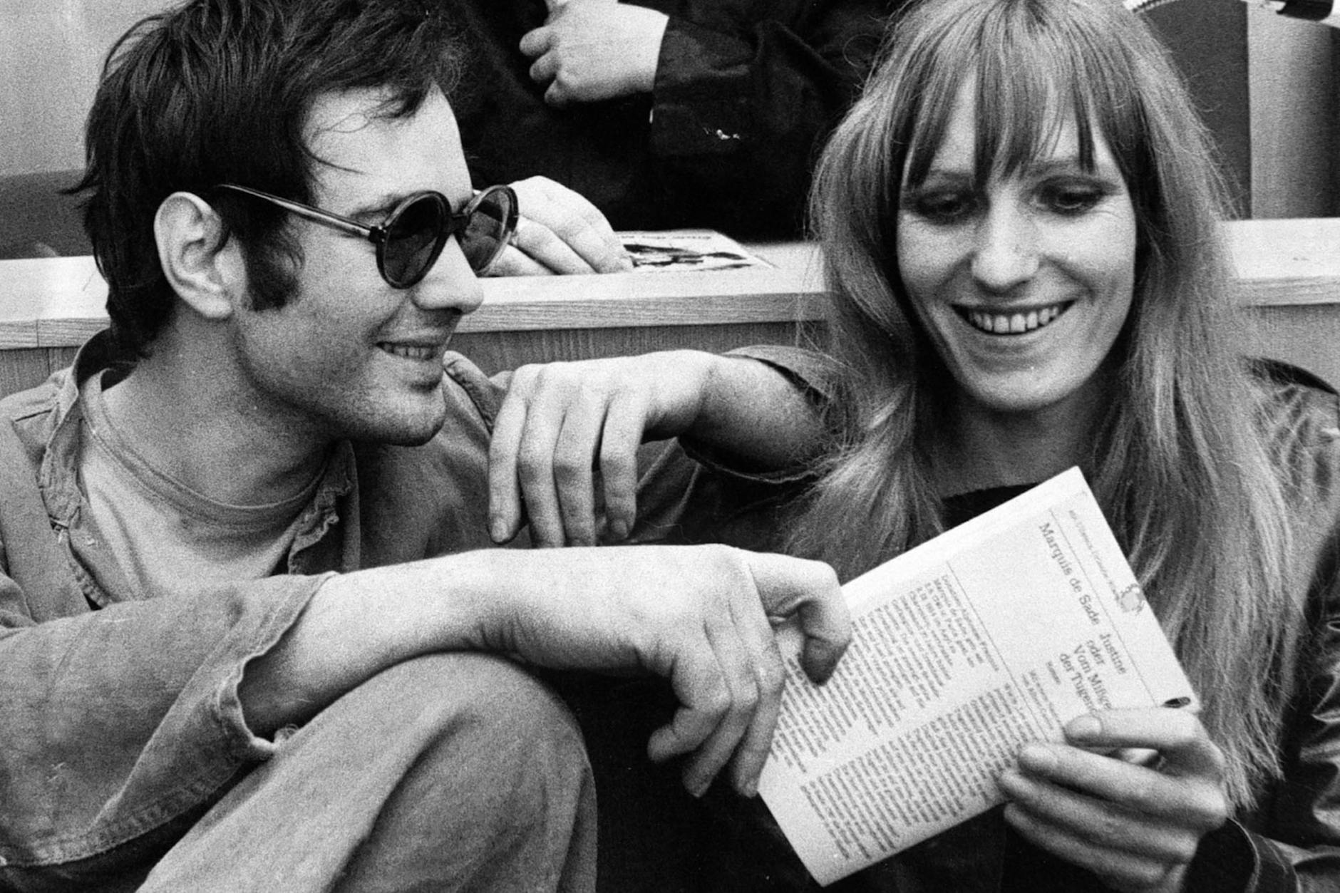 Andreas Baader und Gudrun Ensslin feixen auf der Anklagebank vor ihrer Verurteilung zu drei Jahren Zuchthaus wegen ihrer Brandanschläge in Frankfurt am Main am 31. Oktober 1968. Während des Revisionsverfahrens tauchen sie unter. Baader wird am 4. April 1970 festgenommen – und 40 Tage später befreit.