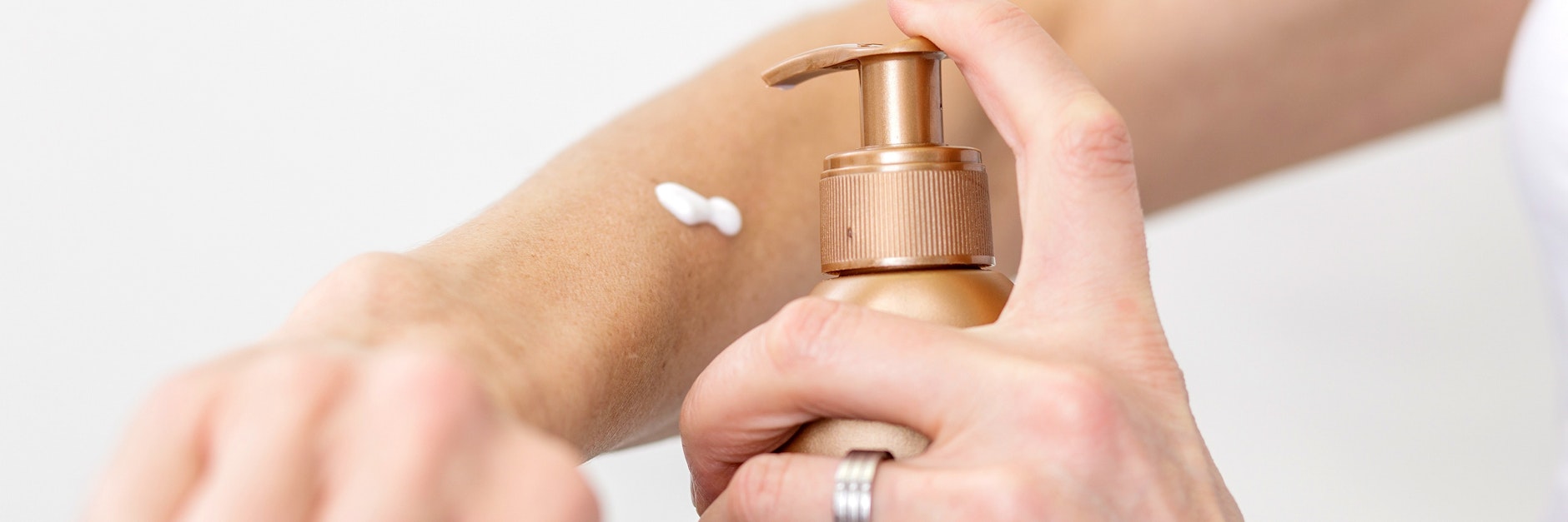 Viel nutzen Sonnenbräune aus der Tube. Beim Check von Öko-Test schnitten günstige Produkte gut ab.