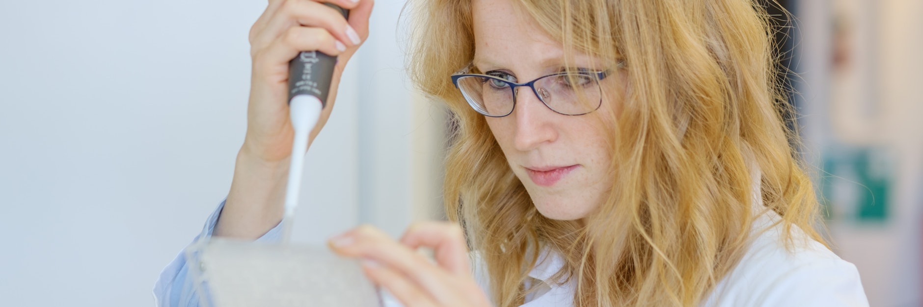 Eine Wissenschaftlerin im Labor des Biotech-Unternehmens, das an der Entwicklung des Medikaments beteiligt ist.