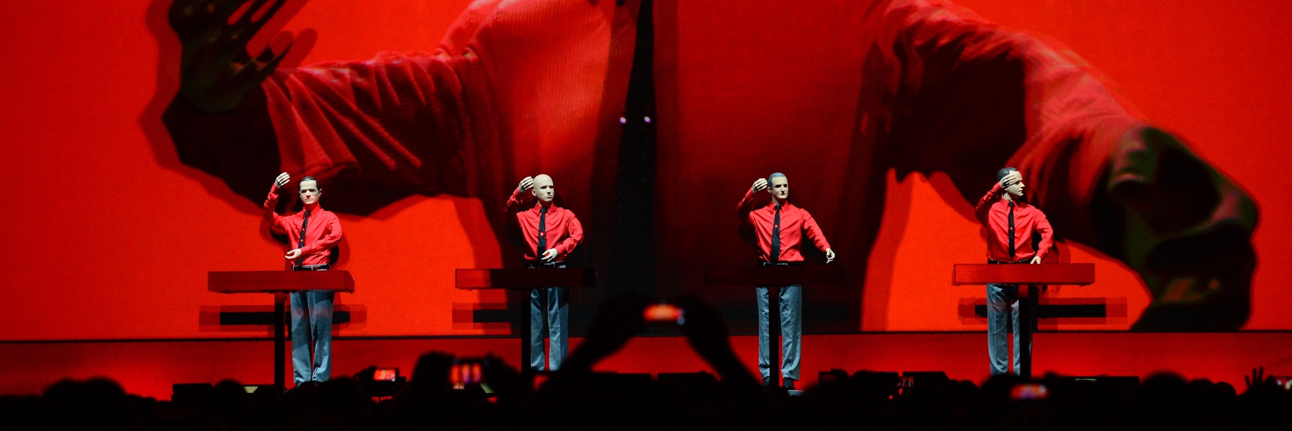 2015 performte die Band Kraftwerk in der Neuen Nationalgalerie den Song "Roboter".