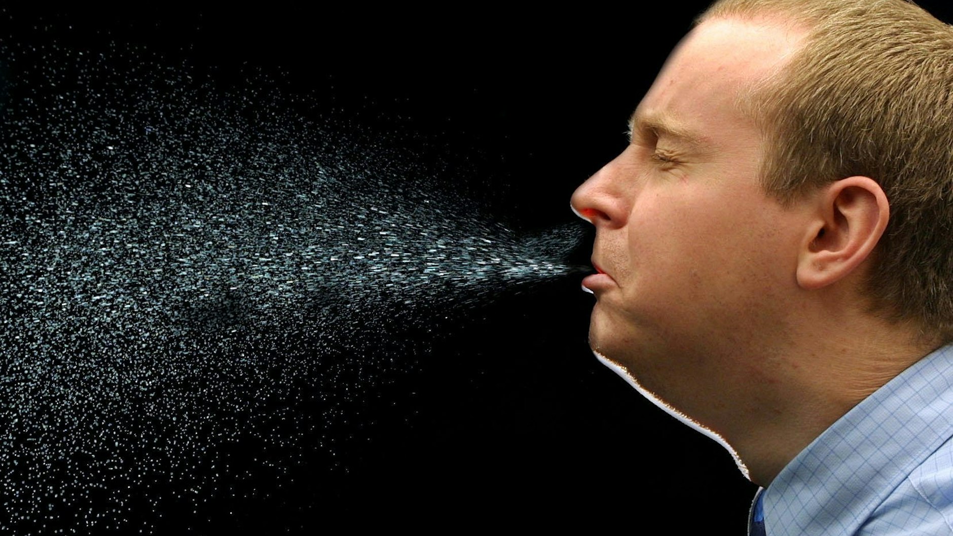 Beim&nbsp;Niesen fliegen viele Tröpfchen durch die Luft.