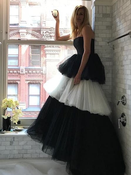 Die Gala fällt aus? Ich trage mein Kleid trotzdem! Julia Roberts trägt eine schwarz-weiße, schulterfreie Volant-Traumrobe aus Tüll von Carolina Herrera.