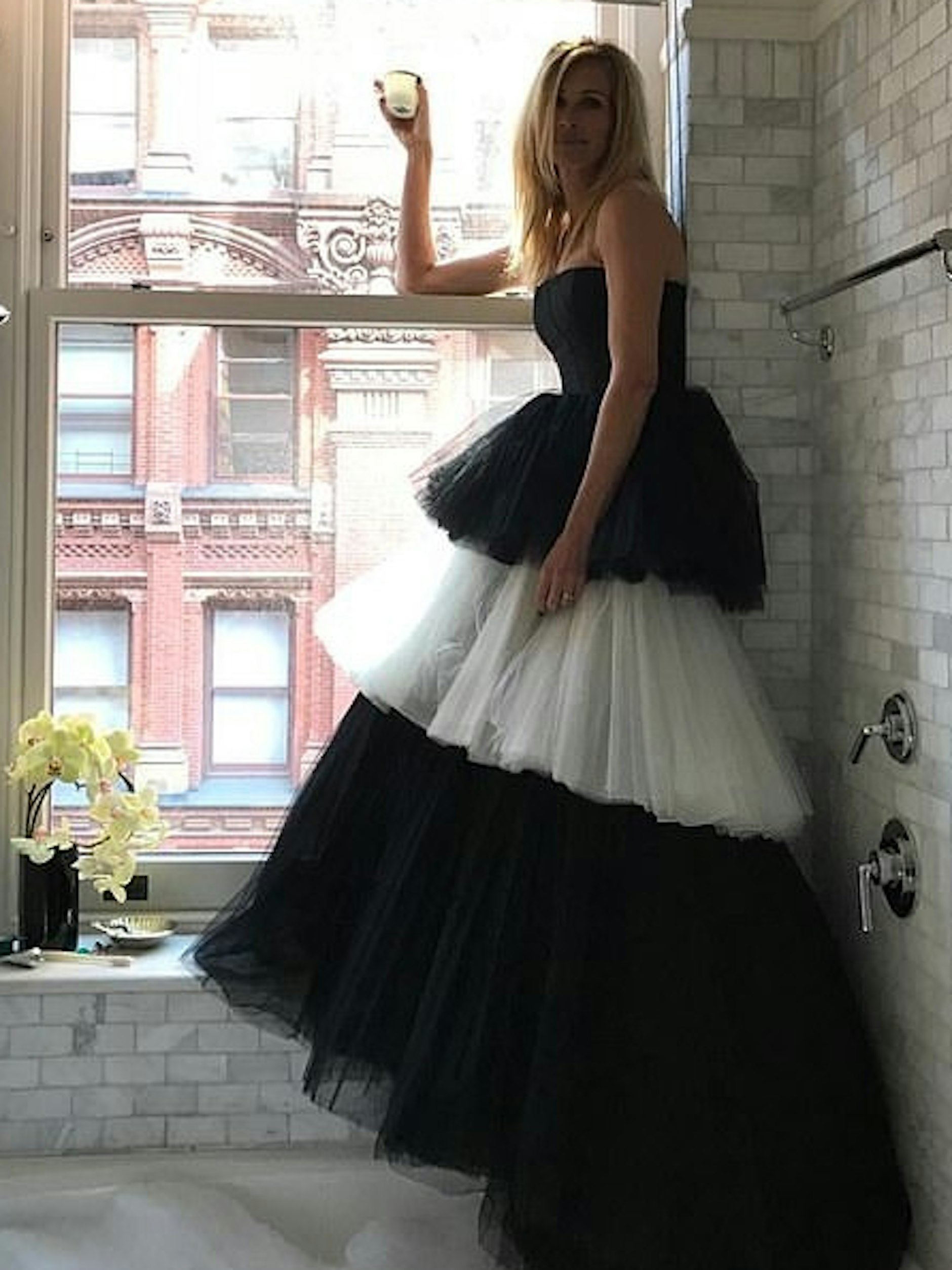 Die Gala fällt aus? Ich trage mein Kleid trotzdem! Julia Roberts trägt&nbsp;eine schwarz-weiße, schulterfreie Volant-Traumrobe aus Tüll von Carolina Herrera.