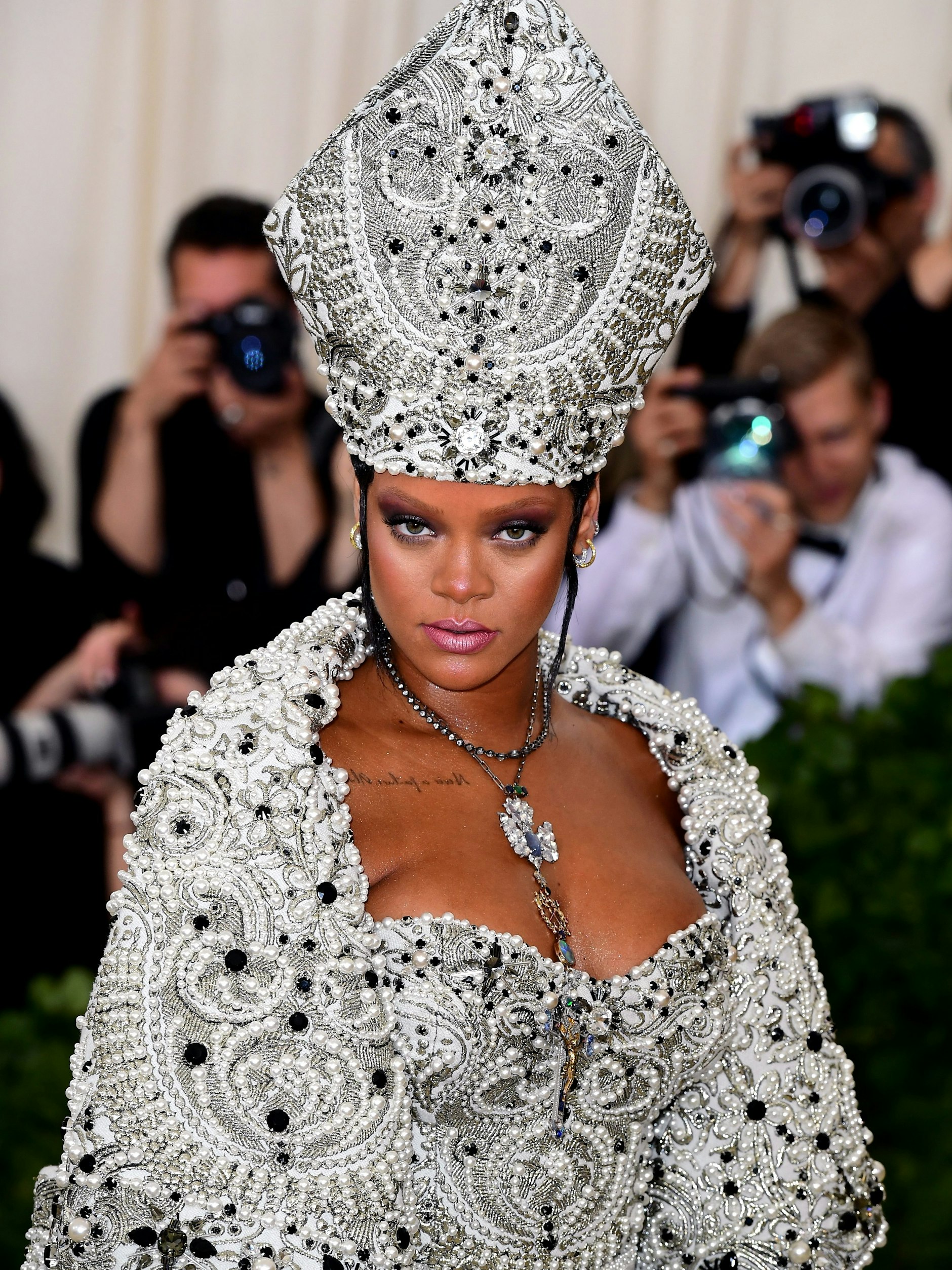 So kam Rihanna 2018 zur Met-Gala. Das Motto hieß: Mode und Katholizismus.
