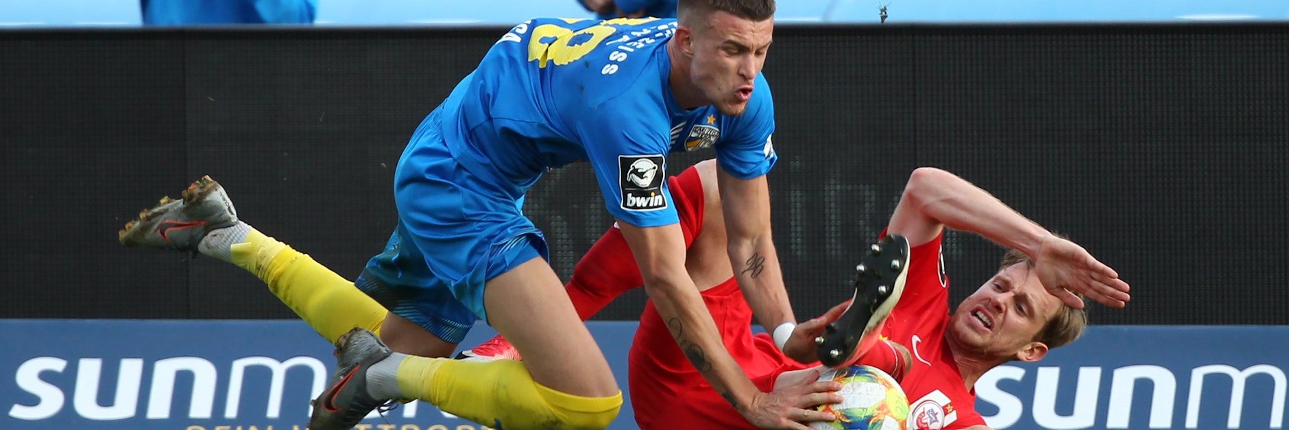 Corona-Chaos in Liga drei: Hansa (r.) würde gerne weiterspielen, Jena nicht.