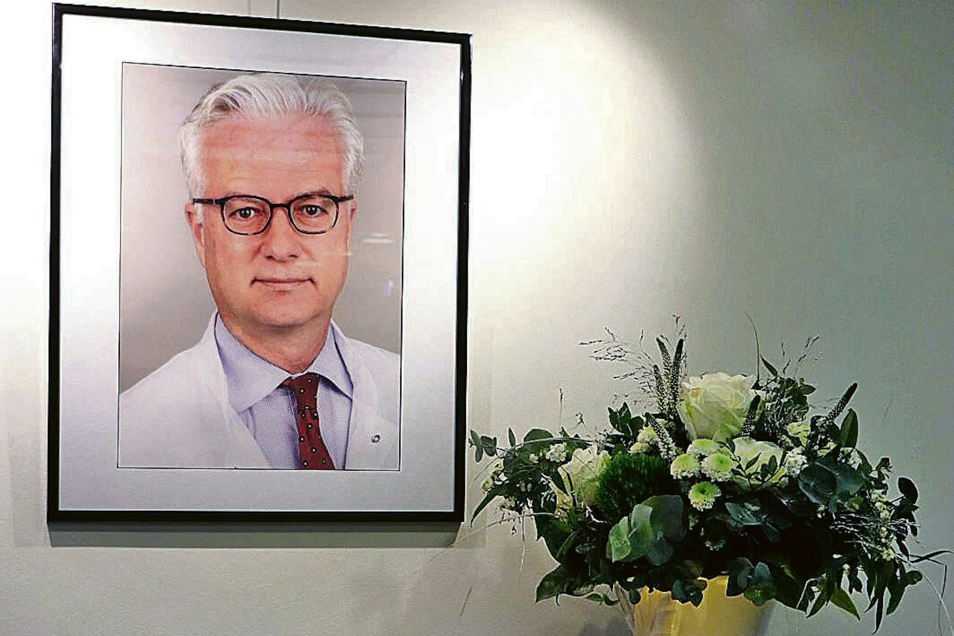 Traue an der Schlosspark-Klinik: Mitarbeiter der Klinik haben ein&nbsp; Kondolenzbuch für ihren getöteten Chefarzt Fritz von Weizsäcker ausgelegt.&nbsp;