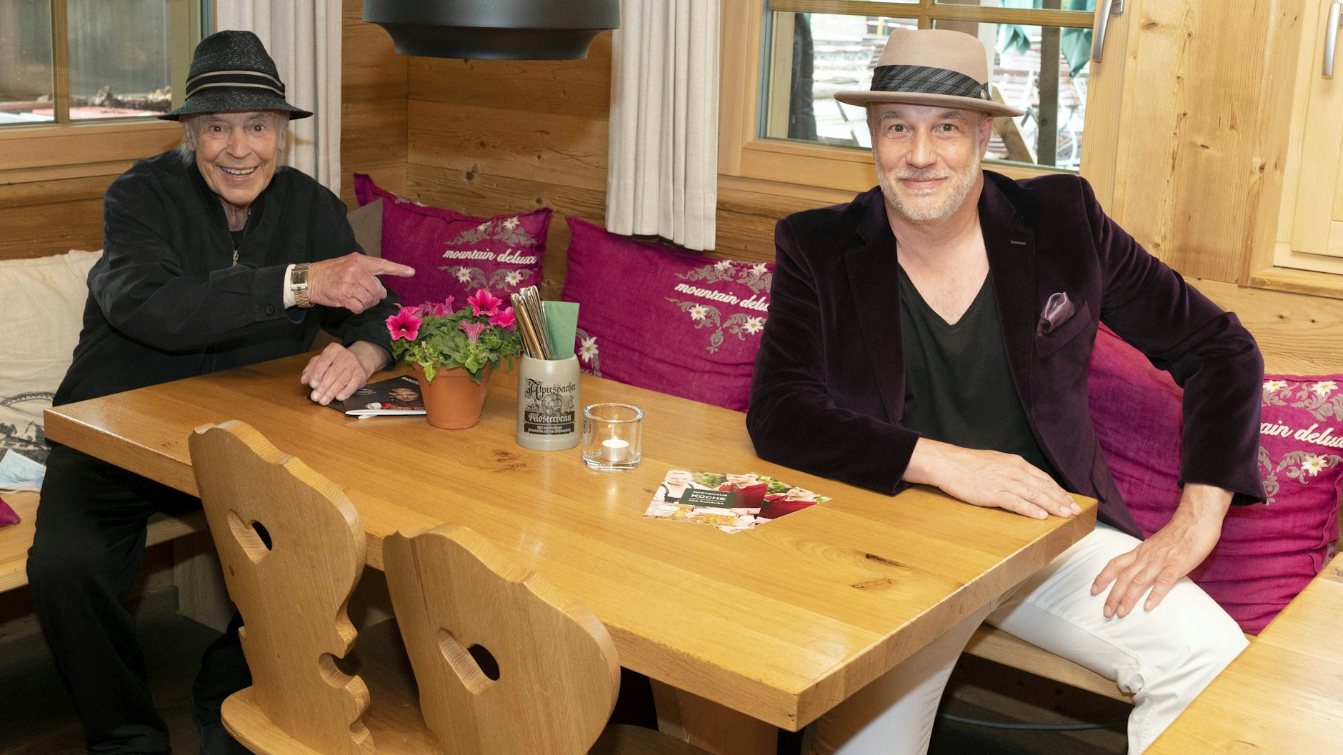 Der Schlagersänger Tony Marshall (82, links) und sein Sohn Marc (56) sitzen in der Geroldsauer Mühle mit Abstand auf einer Bank. Beide geben dort, räumlich getrennt voneinander, ein Streaming Konzert.