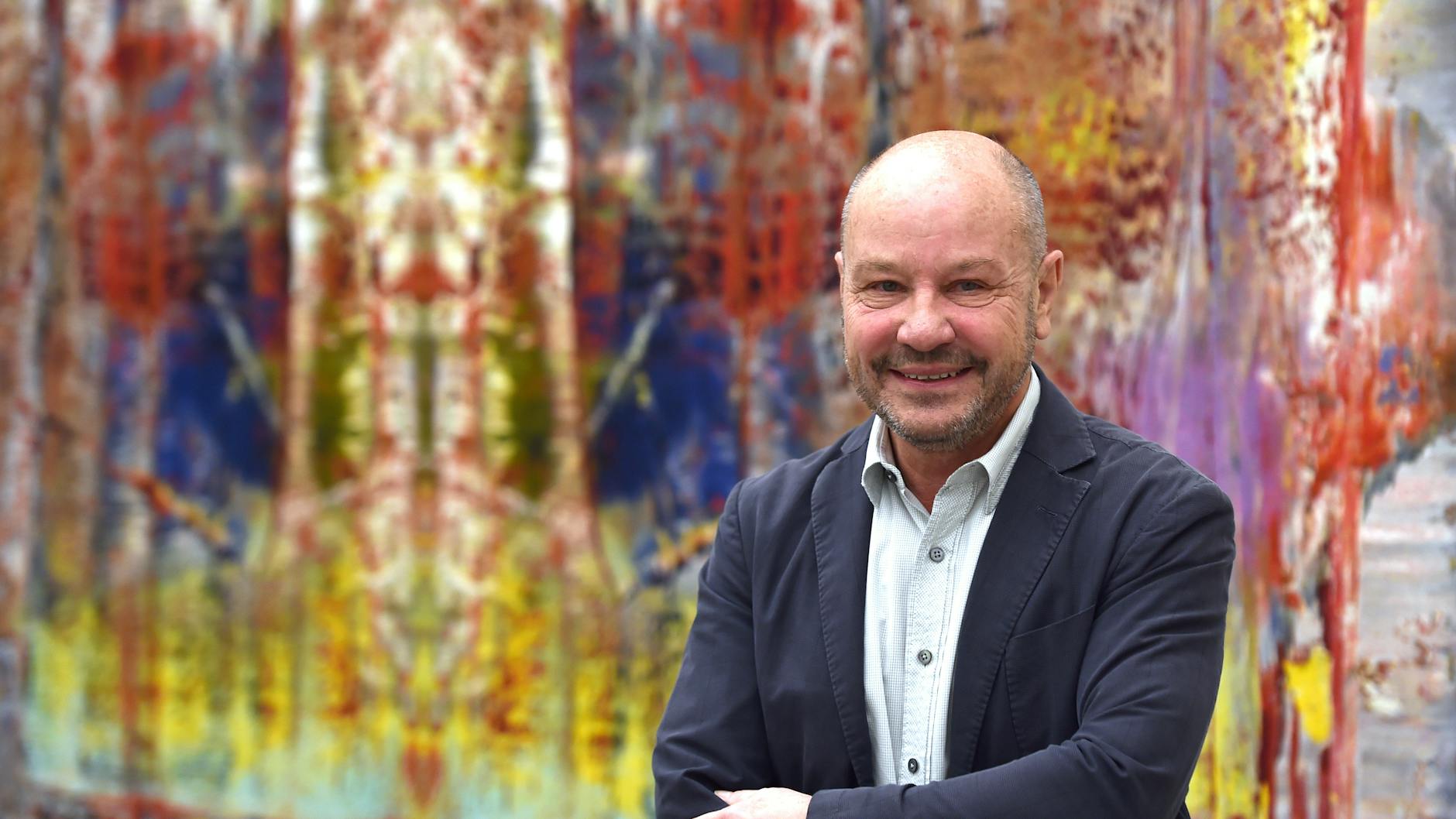 Der Sammler Thomas Olbricht vor einem Gerhard-Richter-Gemälde.