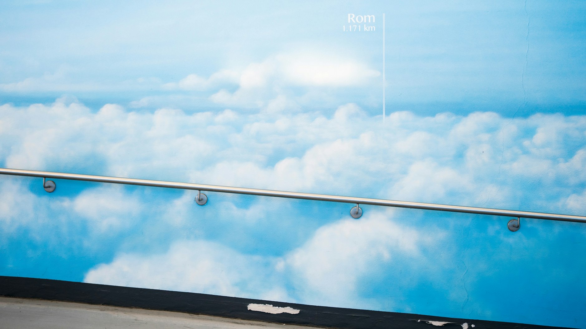 1171 Kilometer nach Rom. Reisewerbung am Flughafen Berlin-Schönefeld