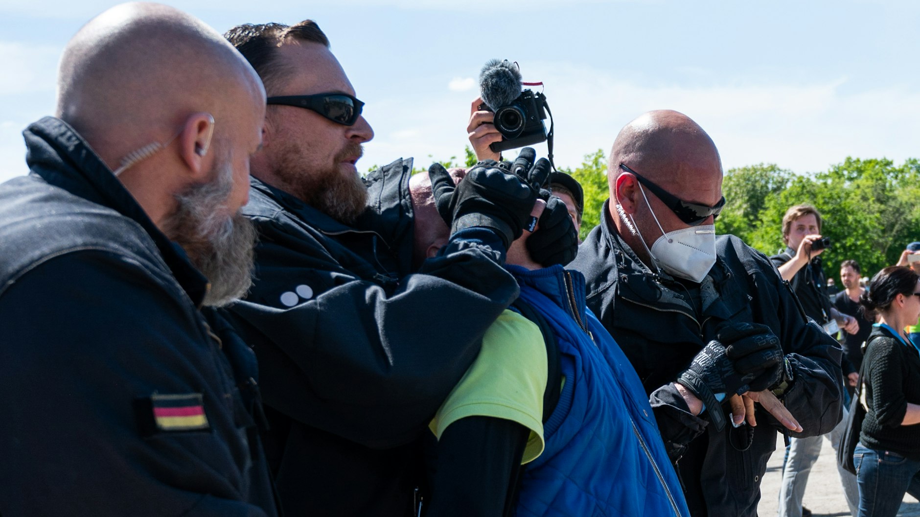 Bei einer Demonstration vor dem Reichstagsgebäude wird ein Teilnehmer festgenommen.