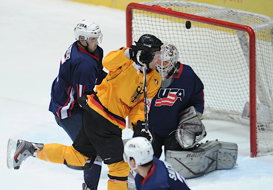 André Rankel kämpft beim Länderspiel gegen die US-Amerikaner Kyle Klubertanz (l) sowie Chris Holtis um den Puck.