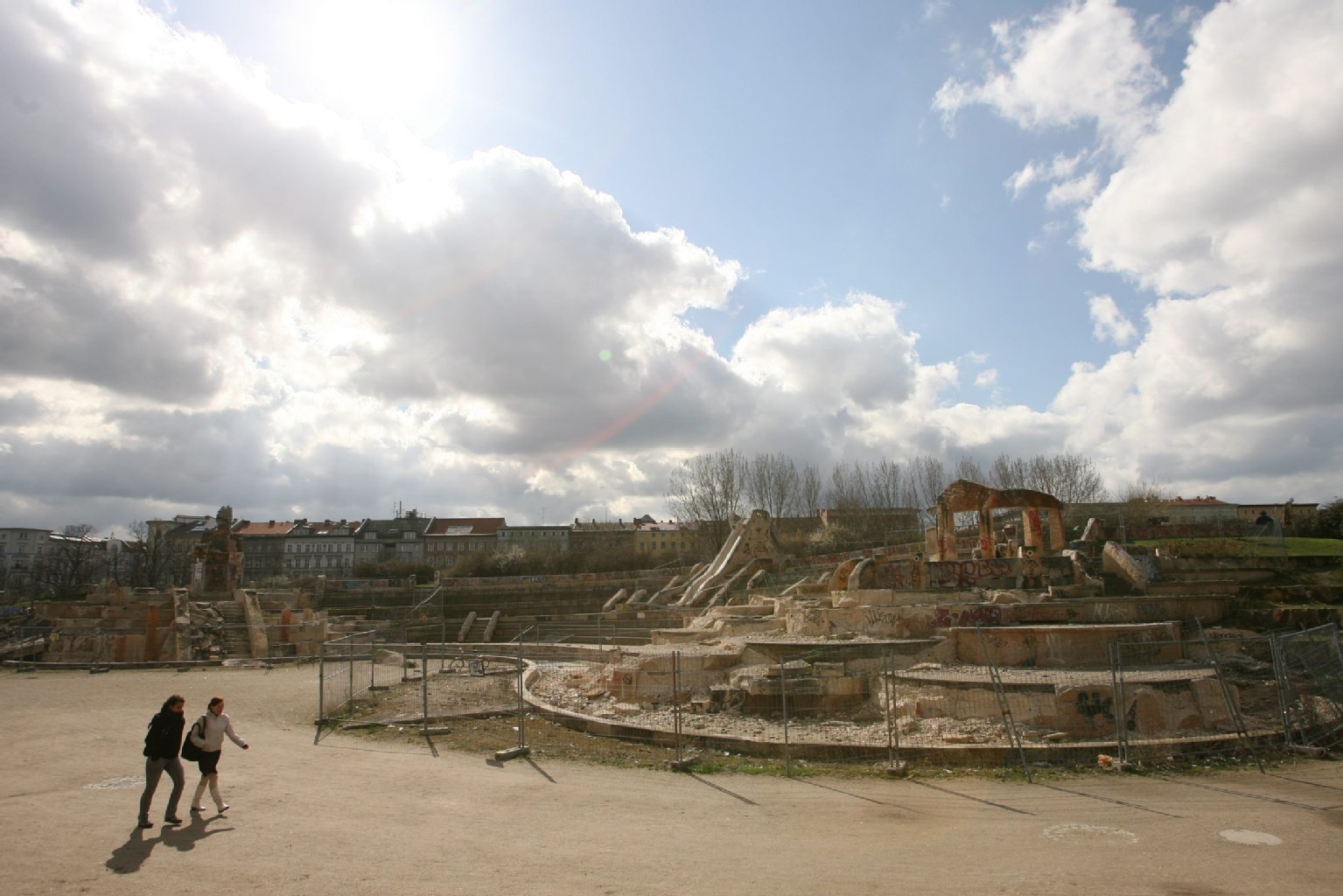 Der Pamukkale Brunnen im Görlitzer Park wurde 1998 nach dem Vorbild der berühmten Kalksteinterrassen in der Türkei gestaltet. Nach sechs Wochen wurde er wieder abgestellt, weil der portugiesische Kalksandstein bröckelte. 2007 war er eine Ruine.