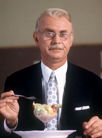 Loriot demonstriert in einer Szene der Fernsehsendung "Telecabinett" 1974 Benimm-Regeln und korrekte Tischmanieren.