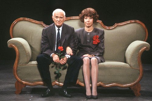 1976 folgt die Serie "Loriot", in der er gemeinsam mit Schauspielerin Evelyn Hamann in einer Vielzahl von bis heute populären Sketchen zu sehen ist.