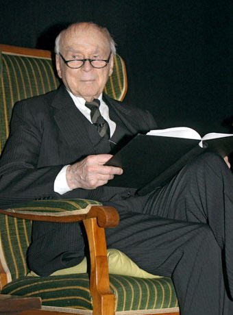 Loriot, mit bürgerlichem Namen Bernhard Victor Christoph-Carl von Bülow, kurz Vicco von Bülow, wird 1923 in Brandenburg a.d.Havel geboren. Er wächst in Berlin auf studiert nach dem Krieg Malerei und Grafik an der Kunstakademie in Hamburg.