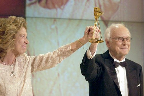 Er gewann im Laufe seines Lebens viele Auszeichnungen, u.a. die Goldene Kamera für sein Lebenswerk.