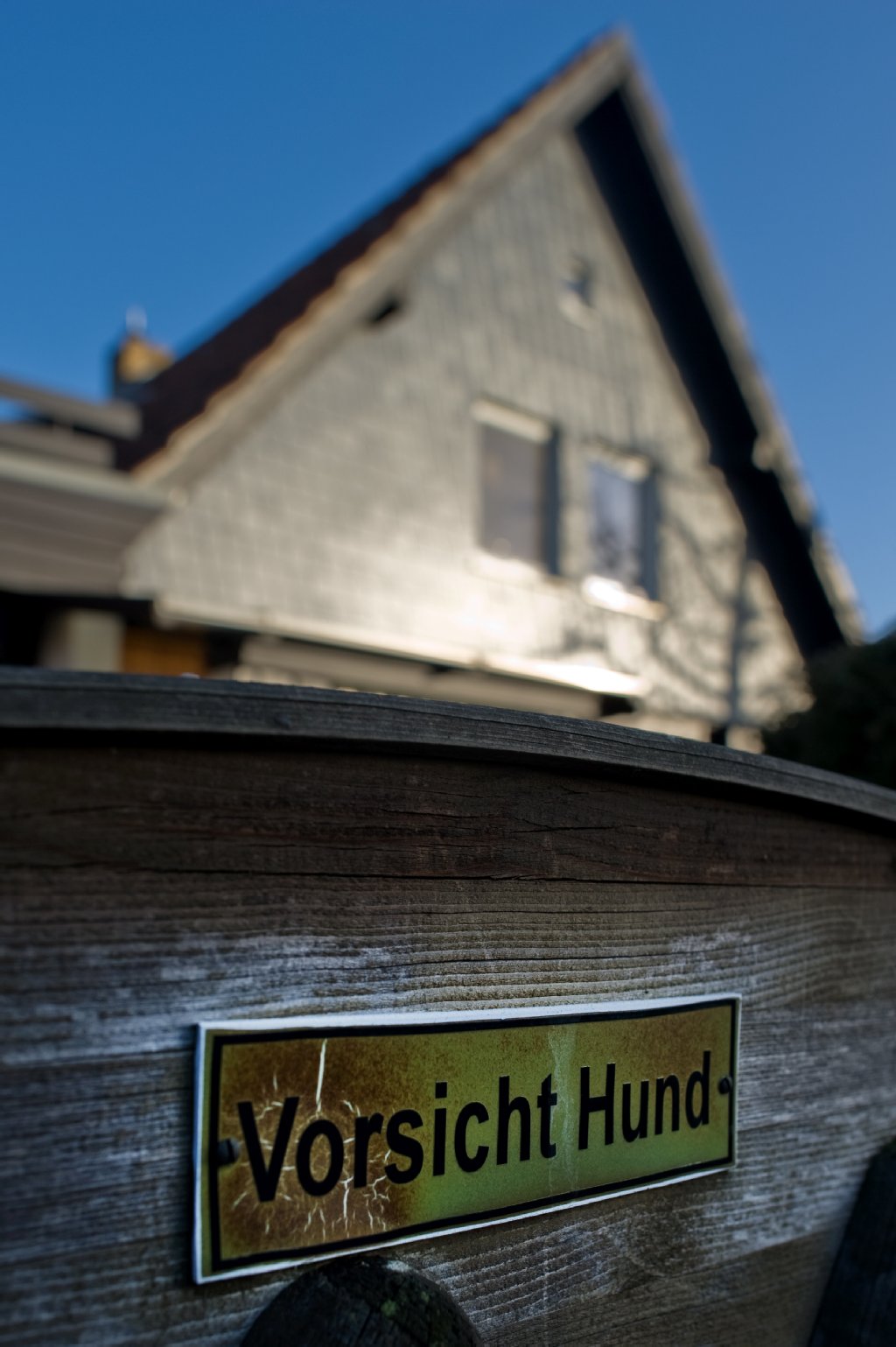 Das Tor zum Grundstück der Familie Scholl in Ludwigsfelde. Brigitte Scholl wurde Ende Dezember in einem Waldstück unweit des Ortes tot aufgefunden.