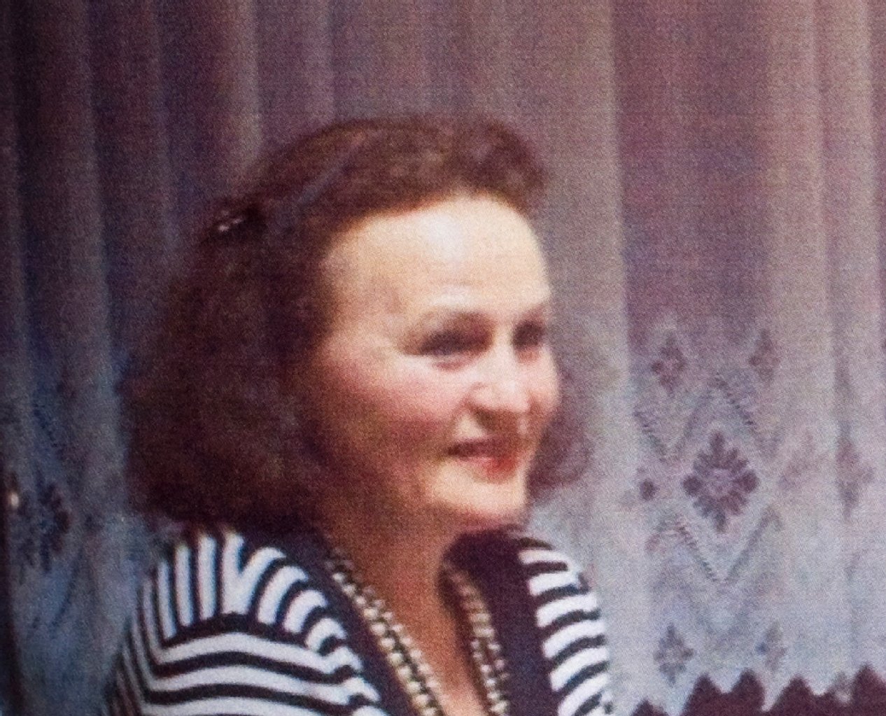 Ein Foto von Brigitte Scholl, aufgenommen an einem Steckbrief der Polizei. Der rätselhafte Mordfall von Ludwigsfelde südlich von Berlin scheint aufgeklärt: Ausgerechnet von ihrem Ehemann, dem früheren Bürgermeister der Stadt, soll Brigitte Scholl vor knapp vier Wochen ermordet worden sein.
