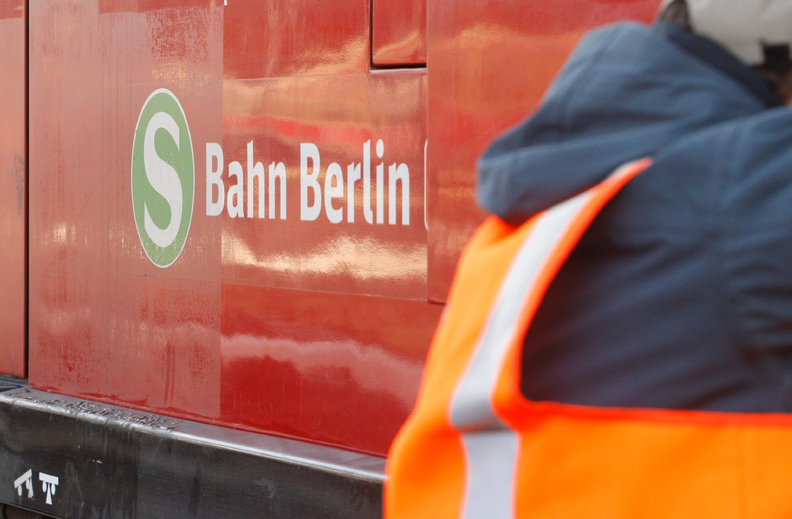 Verdächtiger Koffer - Polizeieinsatz am Bahnhof Strausberg Nord