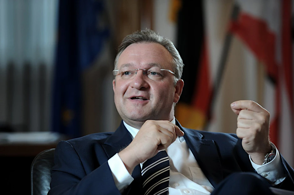 Frank Henkel ist gebürtiger Ost-Berliner. Er reiste im Jahr 1981, mit 17 Jahren, gemeinsam mit seinen Eltern nach West-Berlin aus. Seit 2009 führt er den CDU-Landesverband. Im rot-schwarzen Senat ist er Innensenator und stellvertretender Bürgermeister.