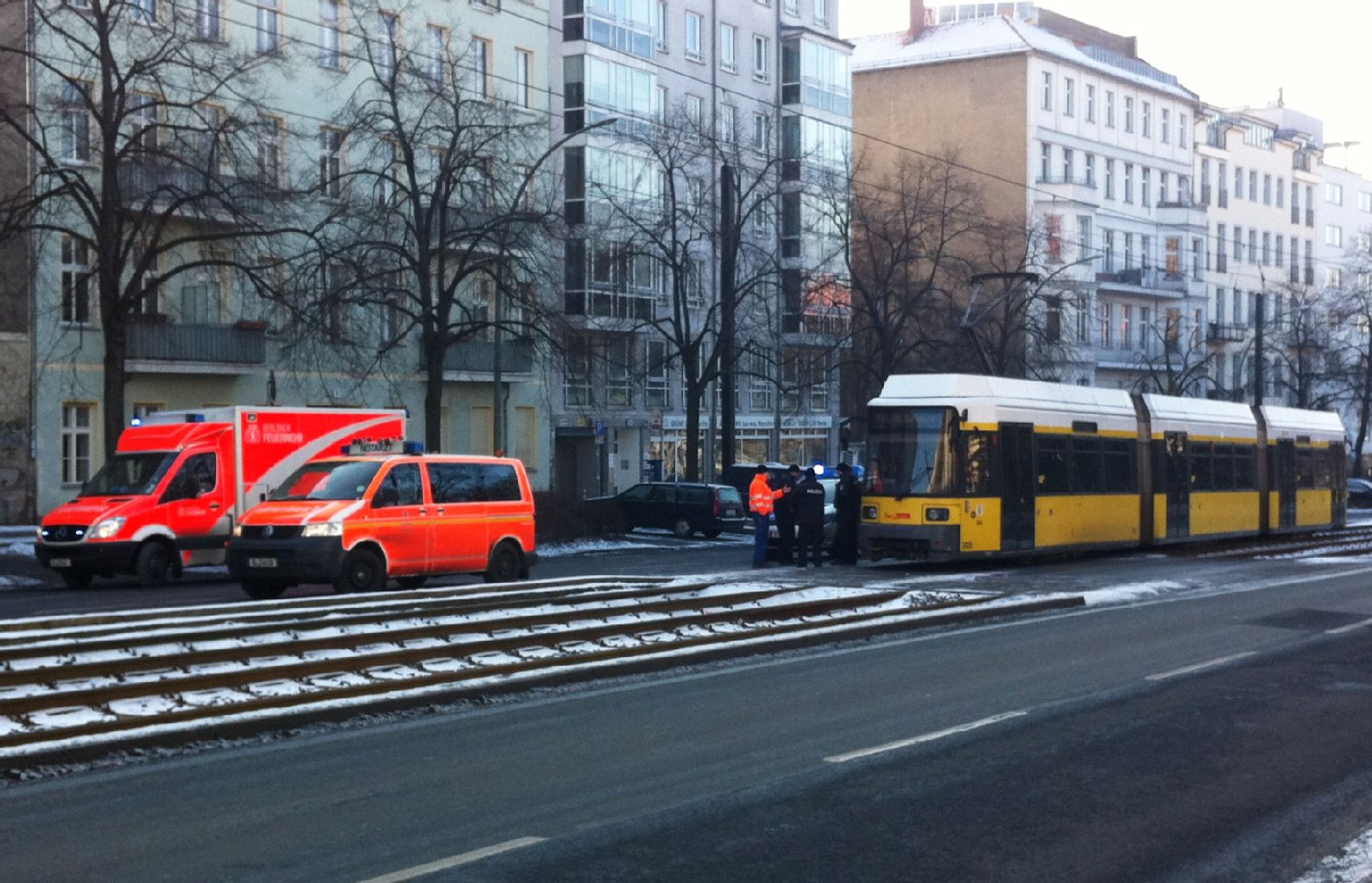 Bei einem Unfall mit einer Straßenbahn ist am Montag in Prenzlauer Berg ein Mann getötet worden.