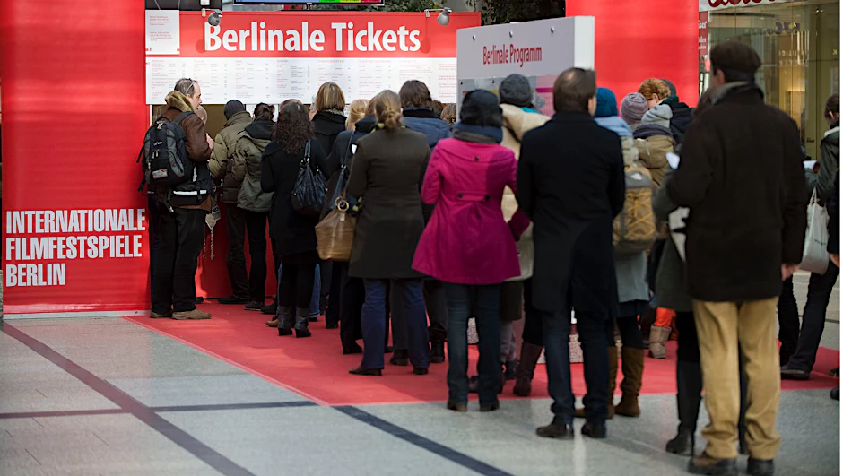 Kinofans können frühestens drei Tage vor dem Filmtermin Karten kaufen. Weil online nur ein kleines Kontingent verfügbar ist, heißt es Schlange stehen.