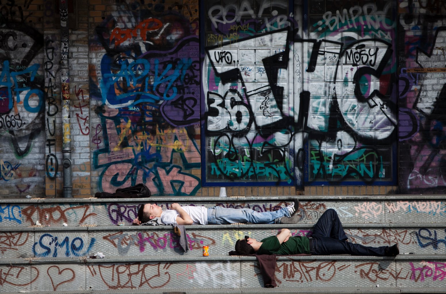 Relaxen: Unter bunten Grafittis auf Betonmauern haben es sich diese beiden Männer im Görlitzer Park in Kreuzberg bequem gemacht. Laut Polizei gehört der Park zu den gefährlichsten Ecken Berlins. Das stört die Berliner nicht. Das Gegenteil ist der Fall. Im Sommer ist der Park proppevoll. Zwischen die Dealer mischen sich Touristen, Grillexperten und jede Menge Familien, die dort picknicken. Im Winter bekämpfen sich die Kreuzberger und Neuköllner auch gerne mal bei einer großen Schneeballschlacht.