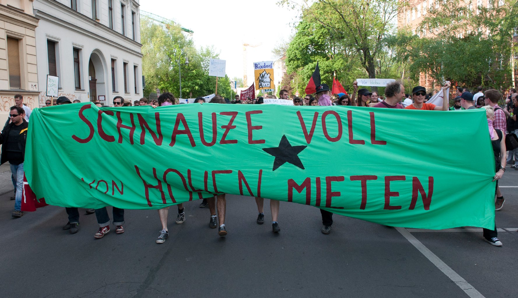 Protest: Kreuzberg steht für Krawall, Protest und Demos. Gentrifizierung, das böse G-Wort, macht auch vor X-Berg nicht Halt. Immer wieder gibt es öffentliche Aktionen gegen zu hohe Mieten, gegen Verdrängung und Veränderung.