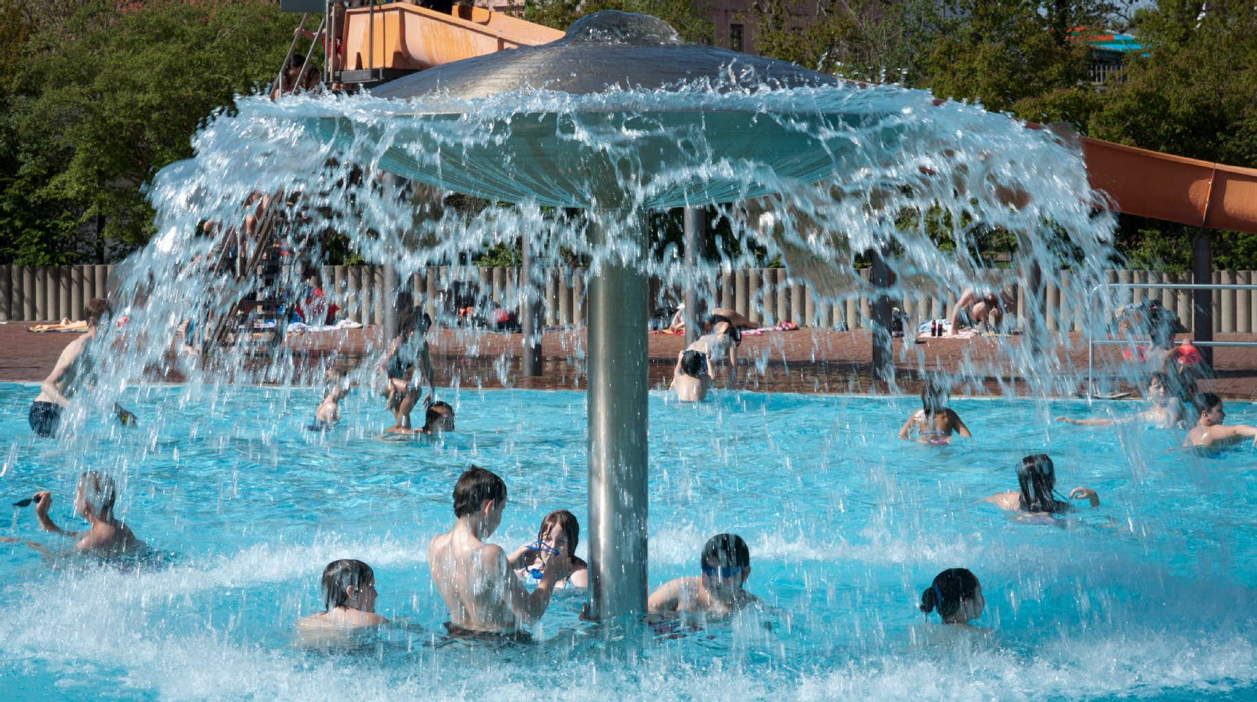 Schwimmen: Wohl das bekannteste Schwimmbad Berlins. Das Prinzenbad in Berlin-Kreuzberg ist nicht erst durch den Film "Prinzessinenbad" bekannt geworden. Er steht für Multi-Kulti in Kreuzberg. Wirkliche Highlights gibt es zwar nicht, aber die Wiese ist riesig und das Freibad immer voll im Sommer.
