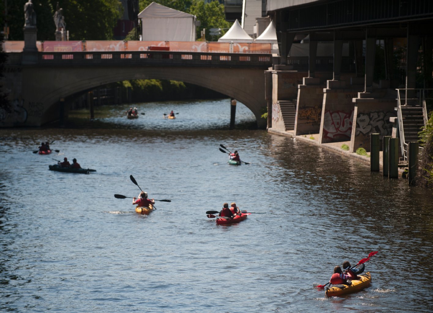 Sport: Paddeln auf dem Kanal. Manchmal muss man zwar den Touristendampfern ausweichen und das Wasser sieht auch alles andere als lecker aus. Aber der Blick auf Kreuzberg ist sicher "knorke".