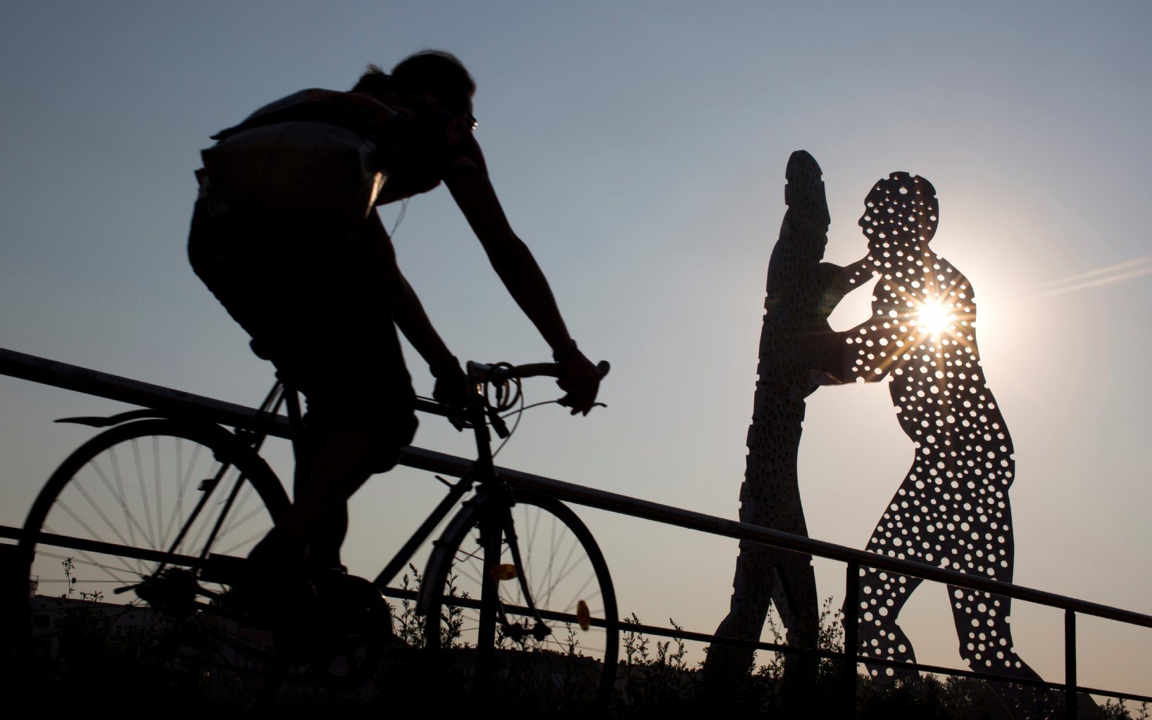 Molecule Man: Vier Männer.... Eins, zwei, drei... vier? Die Skulptur besteht eigentlich aus drei Figuren, aber je nach Blickwinkel sieht man manchmal nur zwei. Sie steht mitten in der Spree und ist von Bildhauer Jonathan Borofsky geschaffen.
