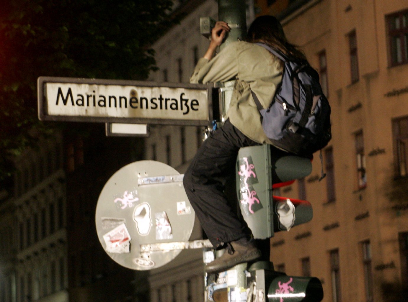 1. Mai: Die Oranien-und Mariannenstraße ist Symbol der Krawalle am 1. Mai in Berlin. Immer wieder kommt es zu heftigen Ausschreitungen und Festnahmen.