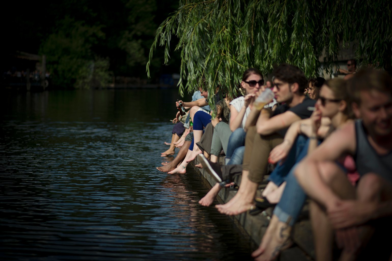 Wasser: Kreuzberg ist Wasser. Irgendwo findet sich an den Nebenflüssen der Spree immer ein Plätzchen. Zum Füße baumeln lassen. Zum Rumsitzen. Zum Reden.