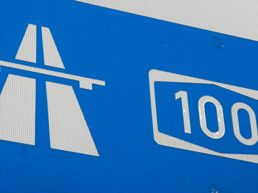 Auto überschlägt sich im Tunnel Britz - langer Stau