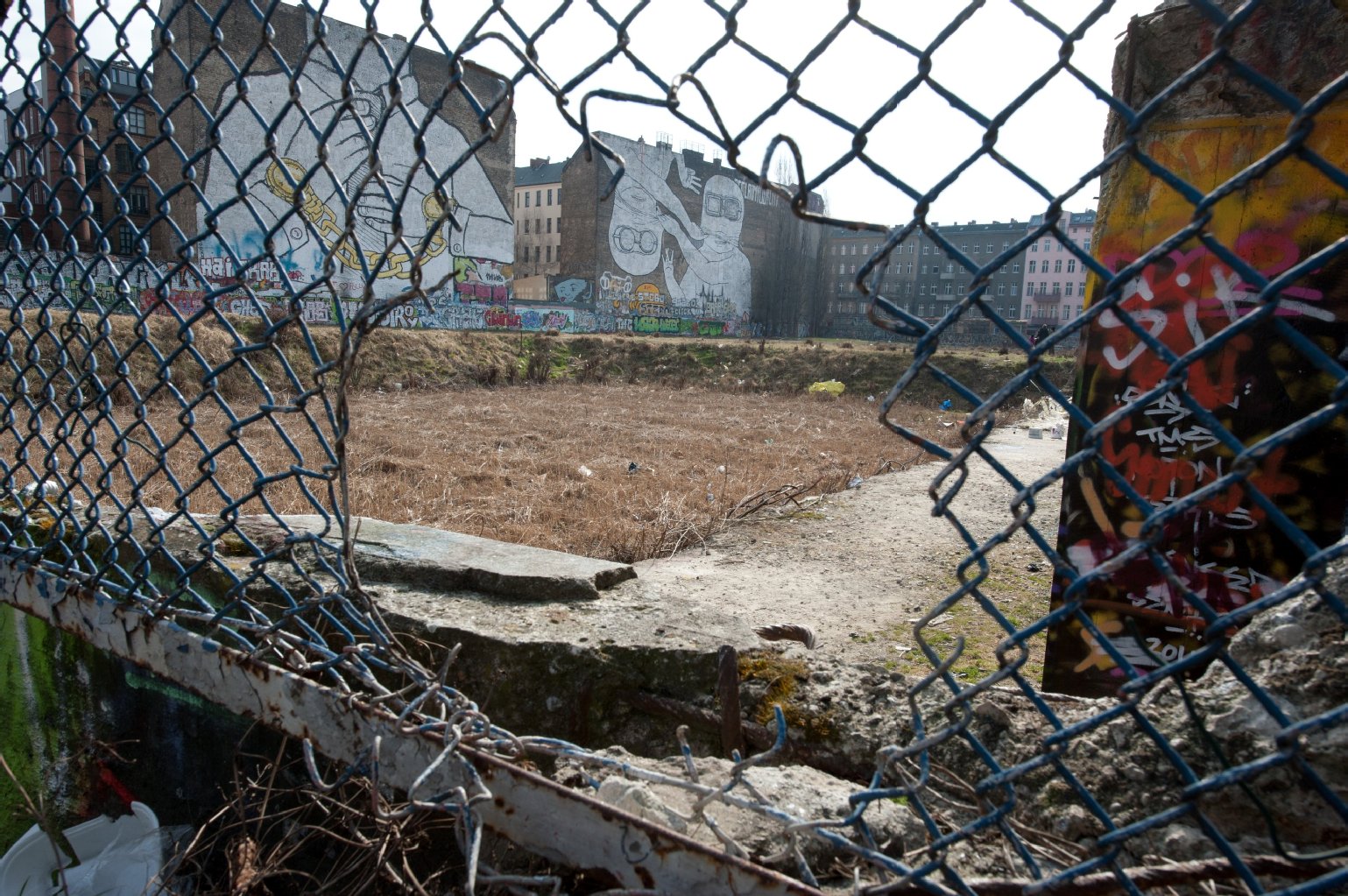 Ein Blick auf das Grundstück an der Ecke Cuvrystraße/Schlesische Straße, ...