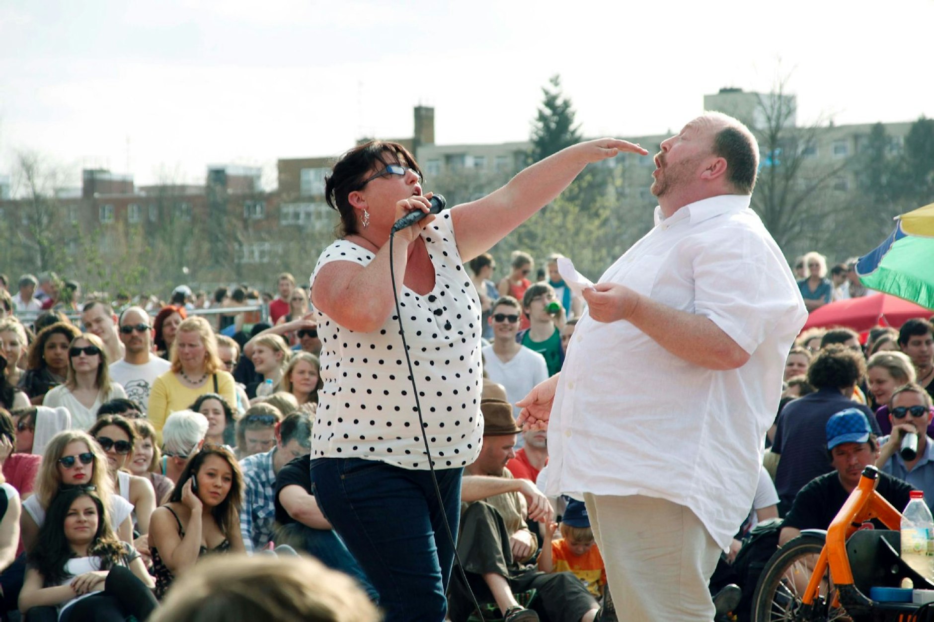 Mauerpark-Party: Alison (39) aus Dublin singt das erste Mal mit ihrem Mann Kevin (46) im Duett.