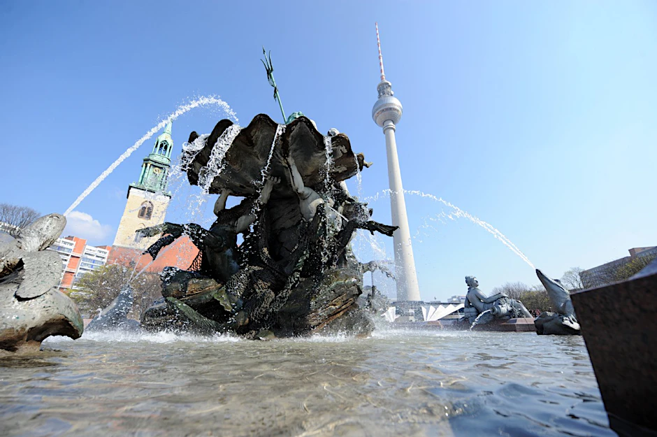 Der Neptunbrunnen vor dem Roten Rathaus (Archivbild).