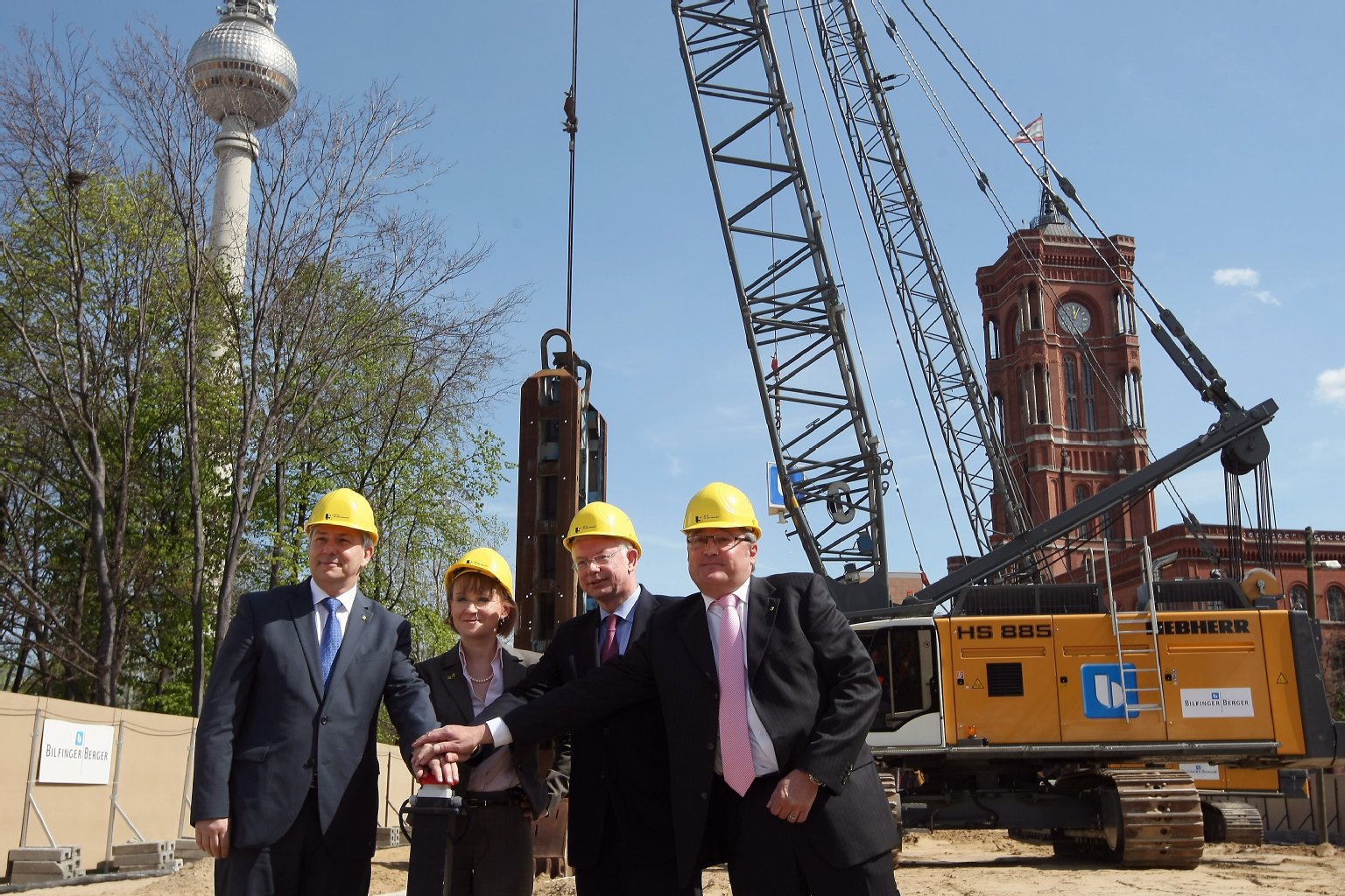 Von links nach rechts: Berlins Regierender Bürgermeister Klaus Wowereit (SPD), Sigrid Evelyn Nikutta, Vorsitzende des Vorstandes und Vorstand Betrieb der BVG, Roland Koch, Vorstandsvorsitzender der Bilfinger Berger SE, und Joerg Seegers, Projektleiter Neubau U5.
