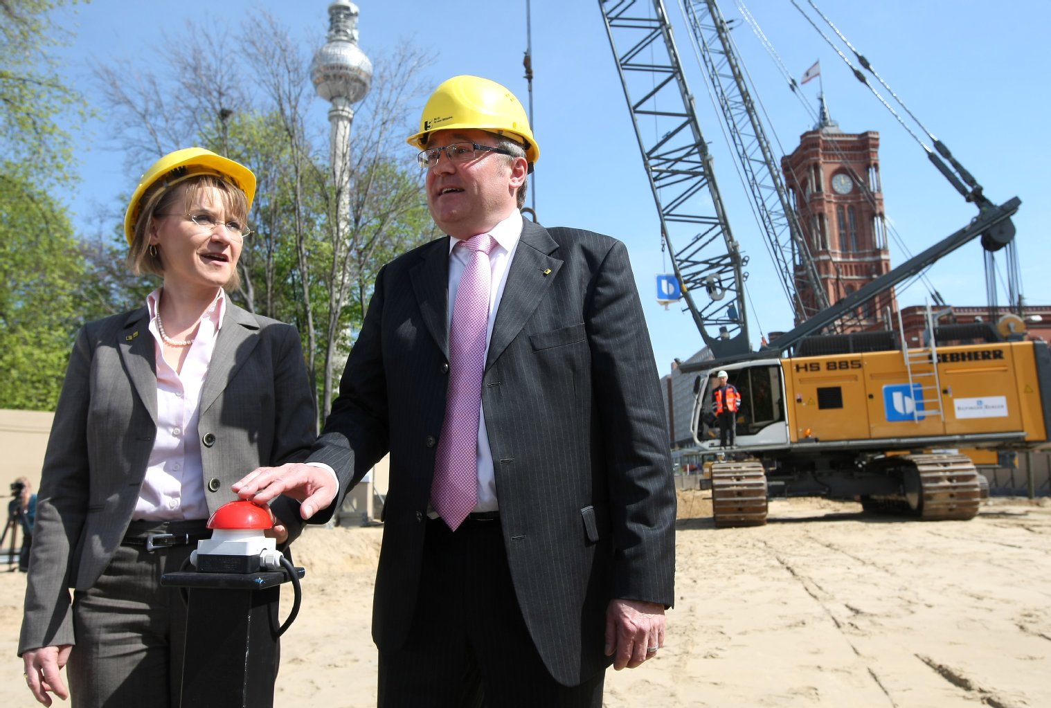 Auch Sigrid Evelyn Nikutta, Vorsitzende des Vorstandes und Vorstand Betrieb der BVG, und Jörg Seegers, Projektleiter Neubau U5 posieren am Startknopf.