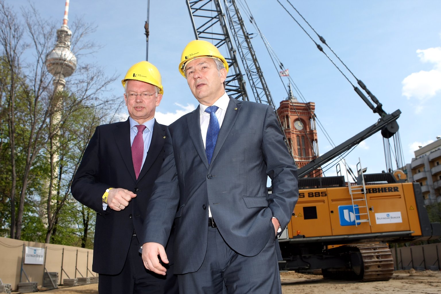 Der ehemalige hessische CDU-Ministerpräsident Koch (l.) ist seit Juli 2011 Vorstandsvorsitzender von Bilfinger Berger - und posiert mit SPD-Mann Wowereit zum U5-Spatenstich.