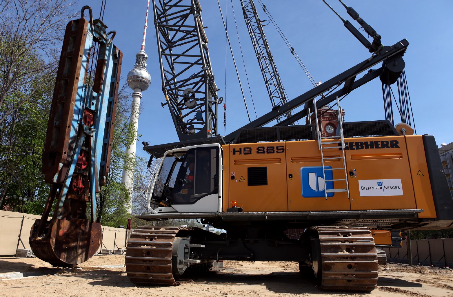 Ralf Kaemmereit, Mitarbeiter der Bilfinger Berger SE, schaufelt mit einem Bagger das erste Loch für den U5-Lückenschluss.