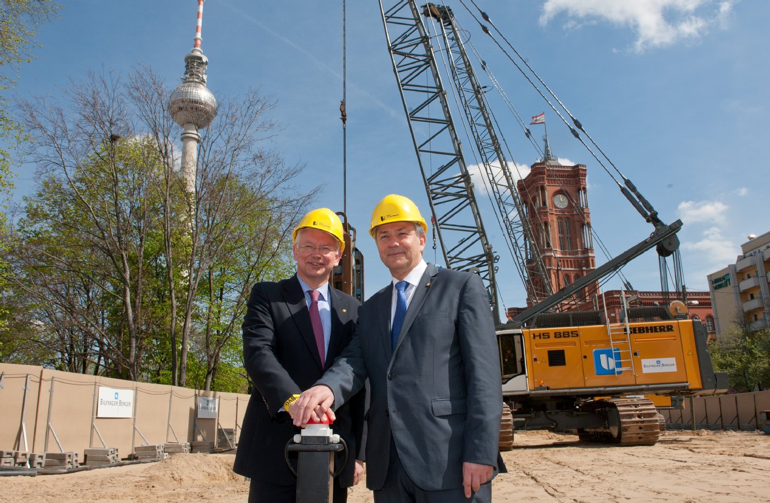 Hand in Hand geben die beiden das Startzeichen für die Bauarbeiten.