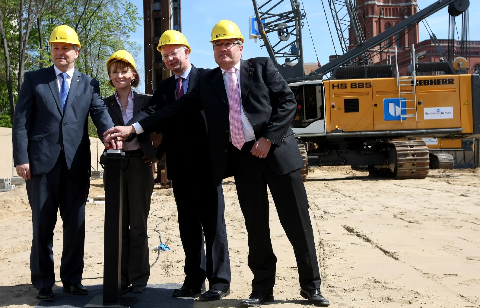 Anlässlich des Beginns der Tunnelarbeiten für den U5-Lückenschluss drücken sie den symbolischen Startknopf.