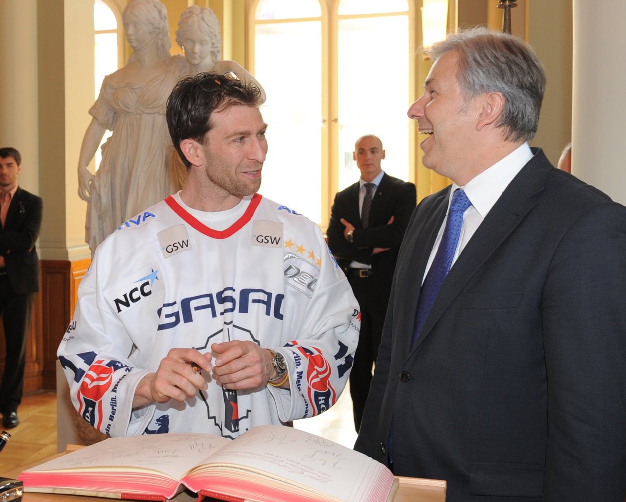 Meister-Empfang: Eisbären-Legende Sven Felski (links) im Gespräch mit dem Regierenden Bürgermeister Klaus Wowereit (SPD).