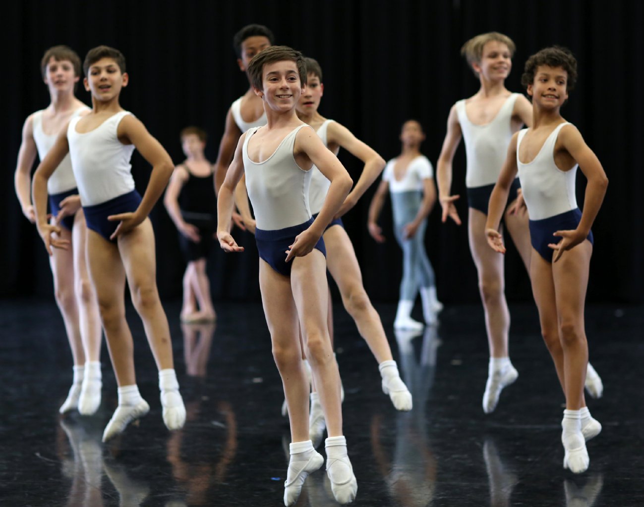 Auch die Jungen tanzen bei der Gala mit, die die Staatliche Ballettschule jedes Jahr ausrichtet. An der Schule werden 250 Schüler aus 28 Nationen zu Bühnentänzern ausgebildet. Etwa ein Drittel sind Jungen.