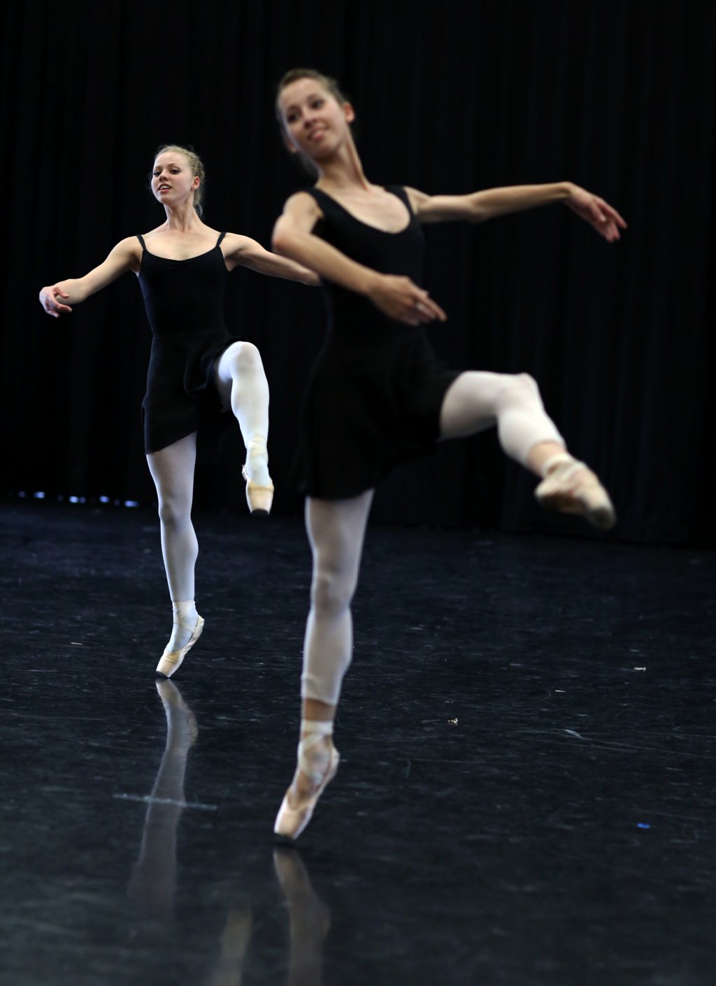 Jedes Jahr präsentieren die Schüler einen mehrteiligen Ballettabend auf großen Bühnen. Für sie ist es auch eine Möglichkeit, Erfahrungen zu sammeln.