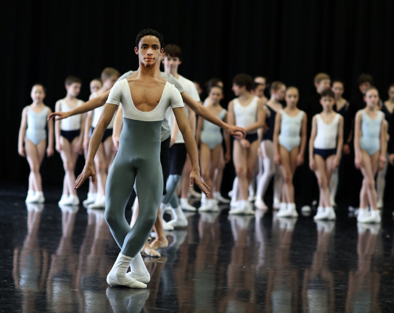 Die jungen Herren der Oberstufe geben bei der Gala in der Komischen Oper mit "Troy Game" von Robert North Einblick in die klassische Moderne.