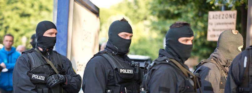 Schlägt der Attentäter erneut zu? Die Polizei ist vor dem Virchow-Klinikum in Wedding in höchster Alarmbereitschaft.